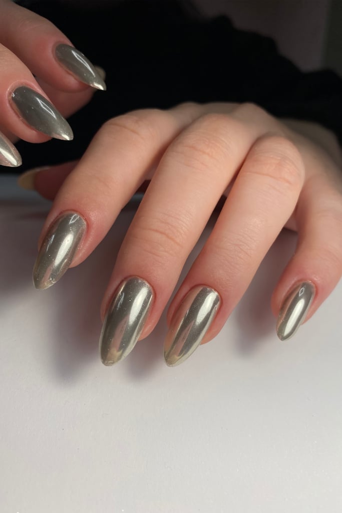 High-Shine Chrome Medium Almond Nails High-Shine Chrome Medium Almond Nails — Classy Silver Chrome Nails