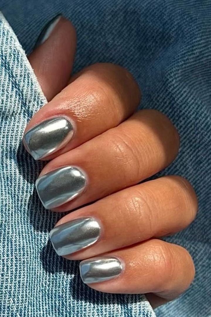 Flawless High-Shine Chrome Short Oval Nails Flawless High-Shine Chrome Short Oval Nails — Classy Silver Chrome Nails