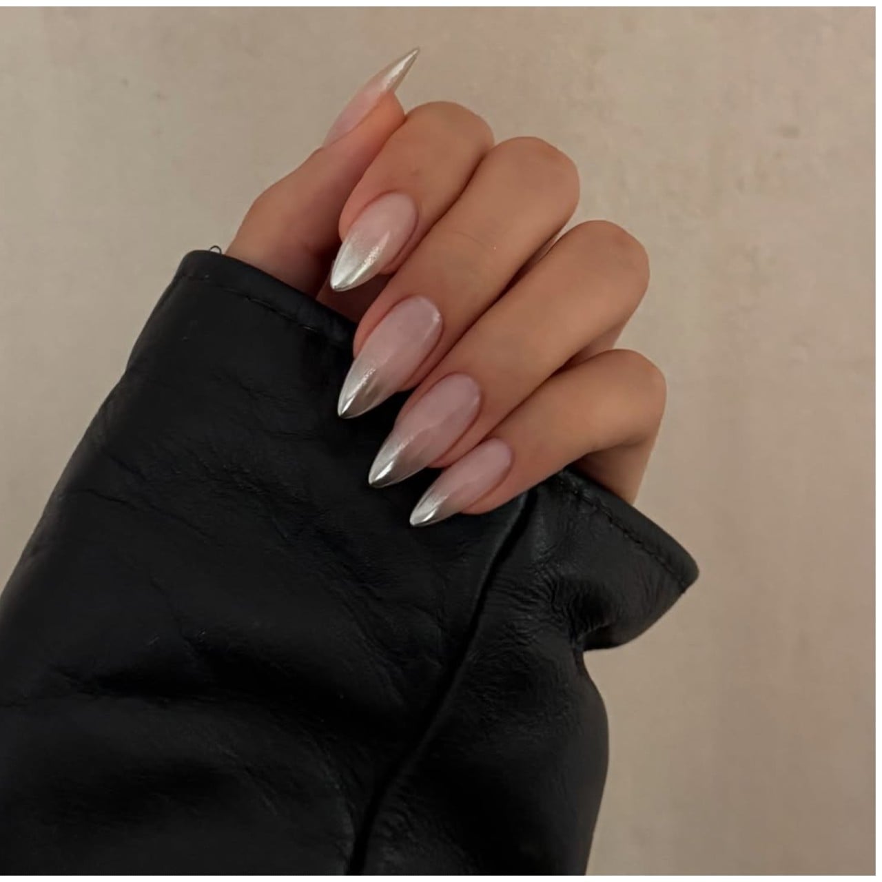 Silver Chrome French Tip Nude Almond Nails, острый миндаль Silver Chrome French Tip Nude Almond Nails, острый миндаль — Classy Silver Chrome Nails
