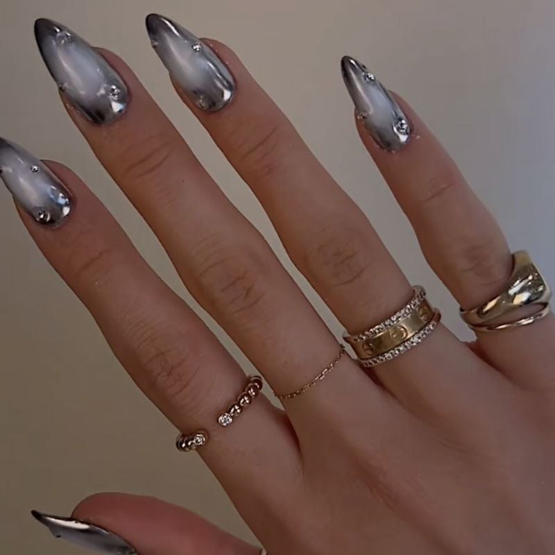 Mirror Chrome Medium Stiletto Nails Mirror Chrome Medium Stiletto Nails — Classy Silver Chrome Nails