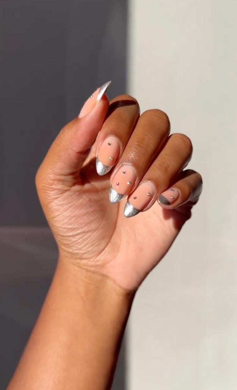 Mirror Chrome Medium Oval Nails Mirror Chrome Medium Oval Nails — Classy Silver Chrome Nails