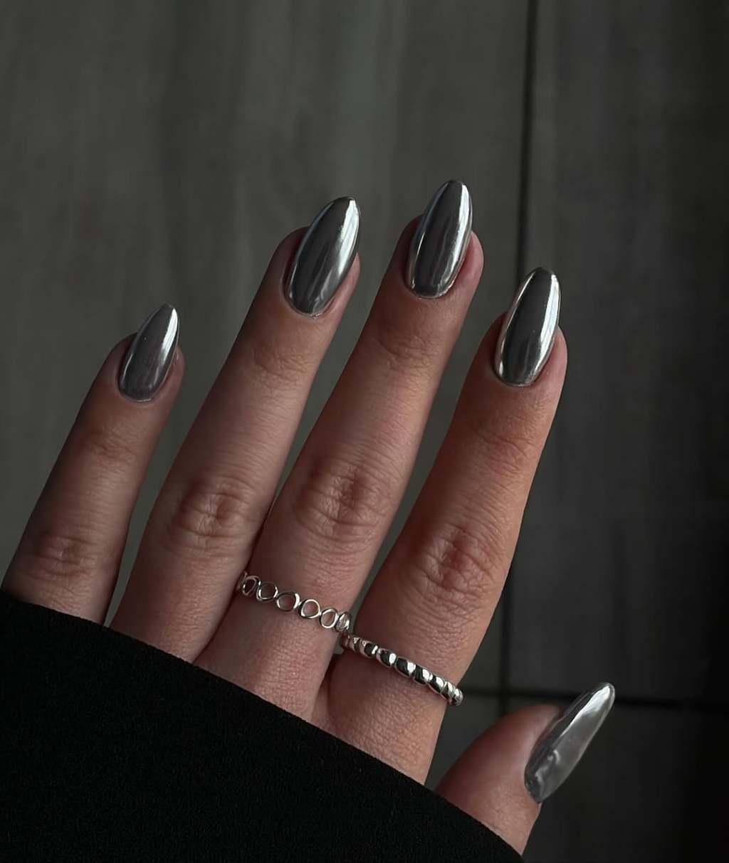 Mirror-Like Chrome Medium Almond Nails Mirror-Like Chrome Medium Almond Nails — Classy Silver Chrome Nails