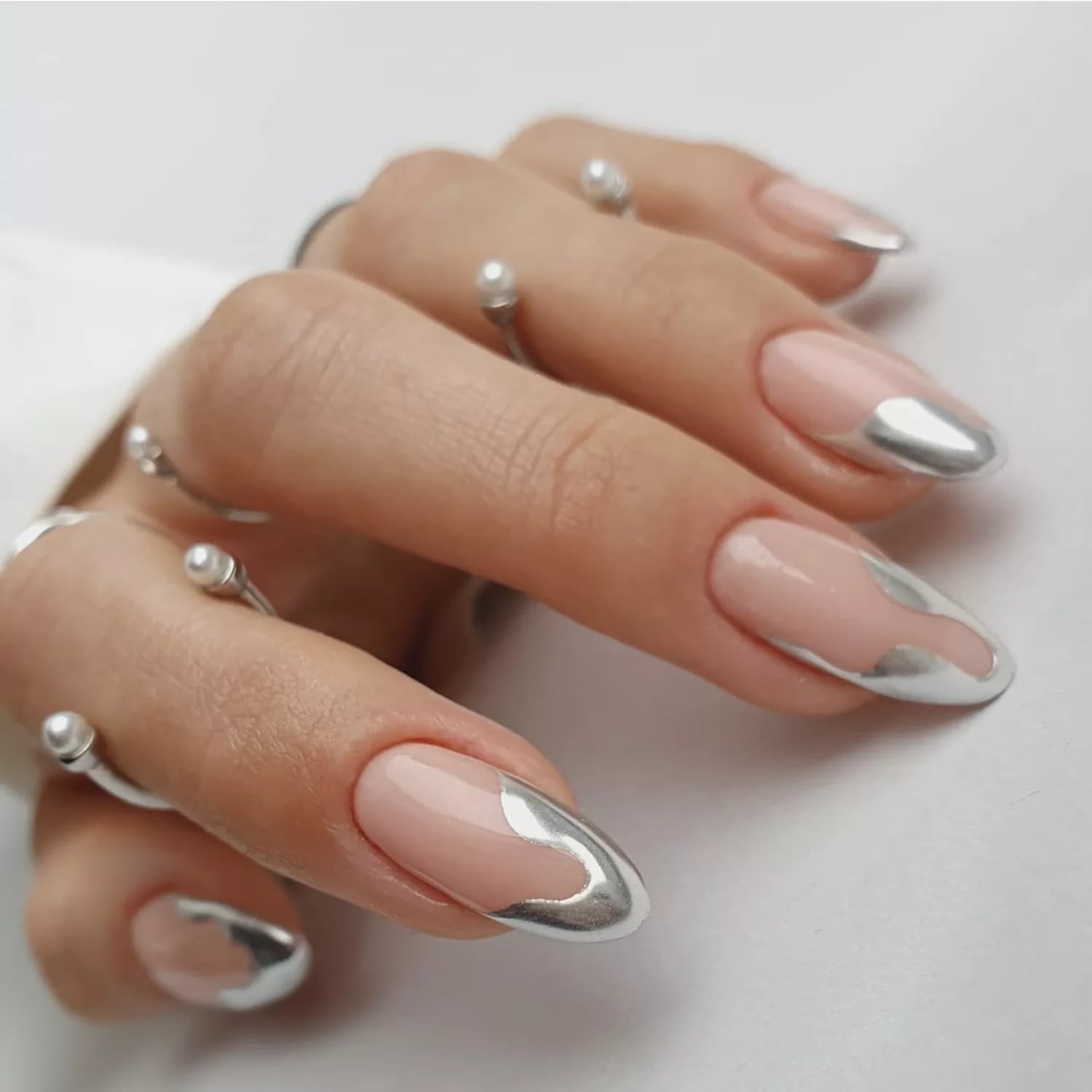 Elegant Mirror Chrome Medium Almond Nails, острый миндаль Elegant Mirror Chrome Medium Almond Nails, острый миндаль — Classy Silver Chrome Nails