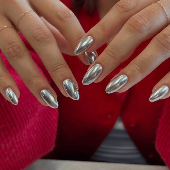 Sleek Mirror Chrome Medium Almond Nails, зеркальный хром Sleek Mirror Chrome Medium Almond Nails, зеркальный хром — Classy Silver Chrome Nails