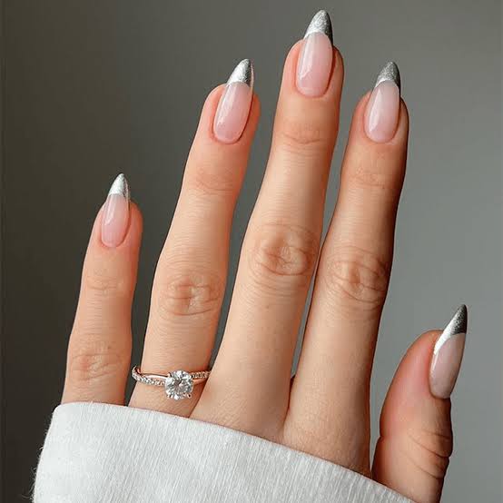 Flawless Mirror Chrome Medium Almond Nails, миндаль Flawless Mirror Chrome Medium Almond Nails, миндаль — Classy Silver Chrome Nails