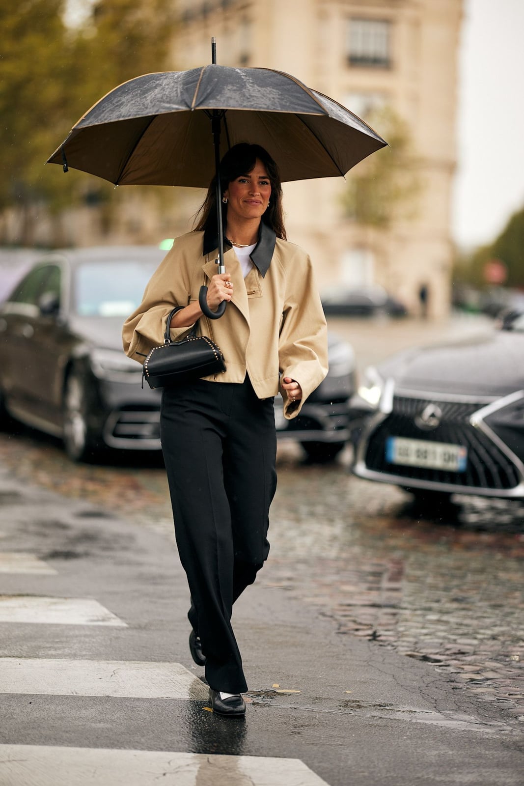 Cropped beige jacket with black wide-leg trousers — Classy Streetwear Outfits
