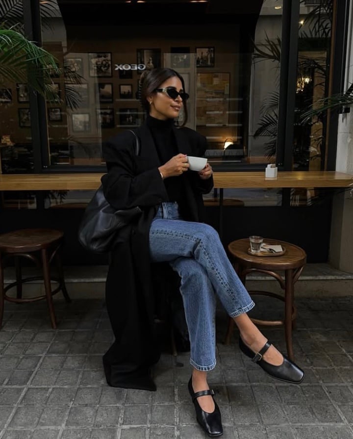 Long black coat over turtleneck and jeans for classic streetwear — Classy Streetwear Outfits
