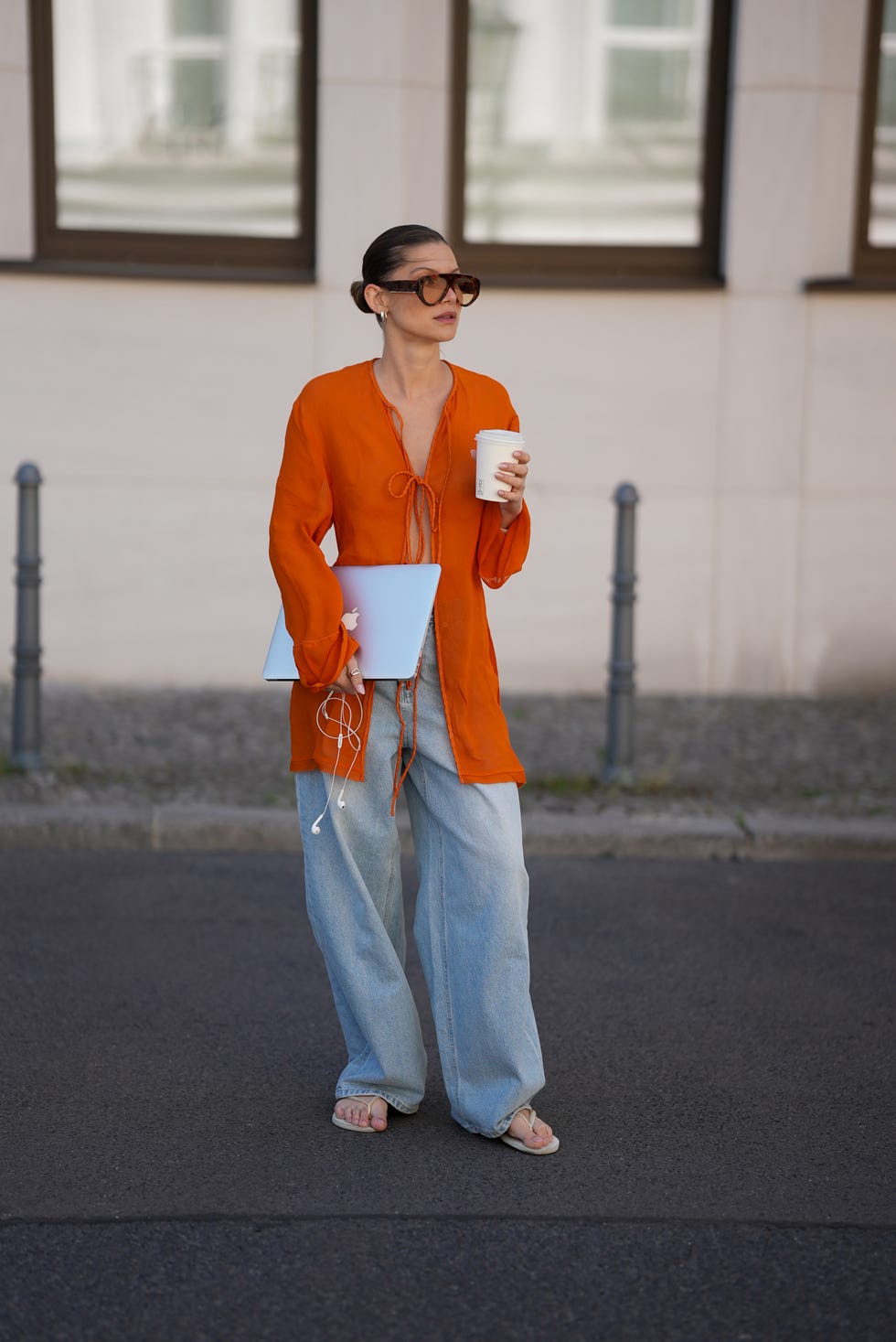 Orange oversized linen shirt with light blue wide-leg jeans — Classy Streetwear Outfits
