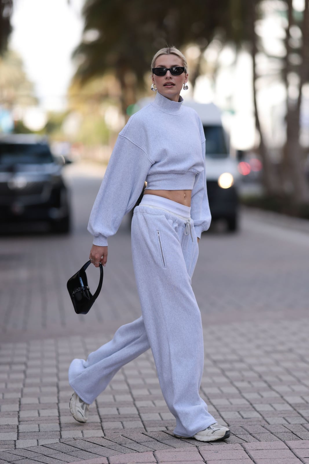 Light Gray Wide Leg Sweatpants Set With Sneakers, Close-Up Take Light Gray Wide Leg Sweatpants Set With Sneakers, Close-Up Take — Classy Sweatpants Outfits