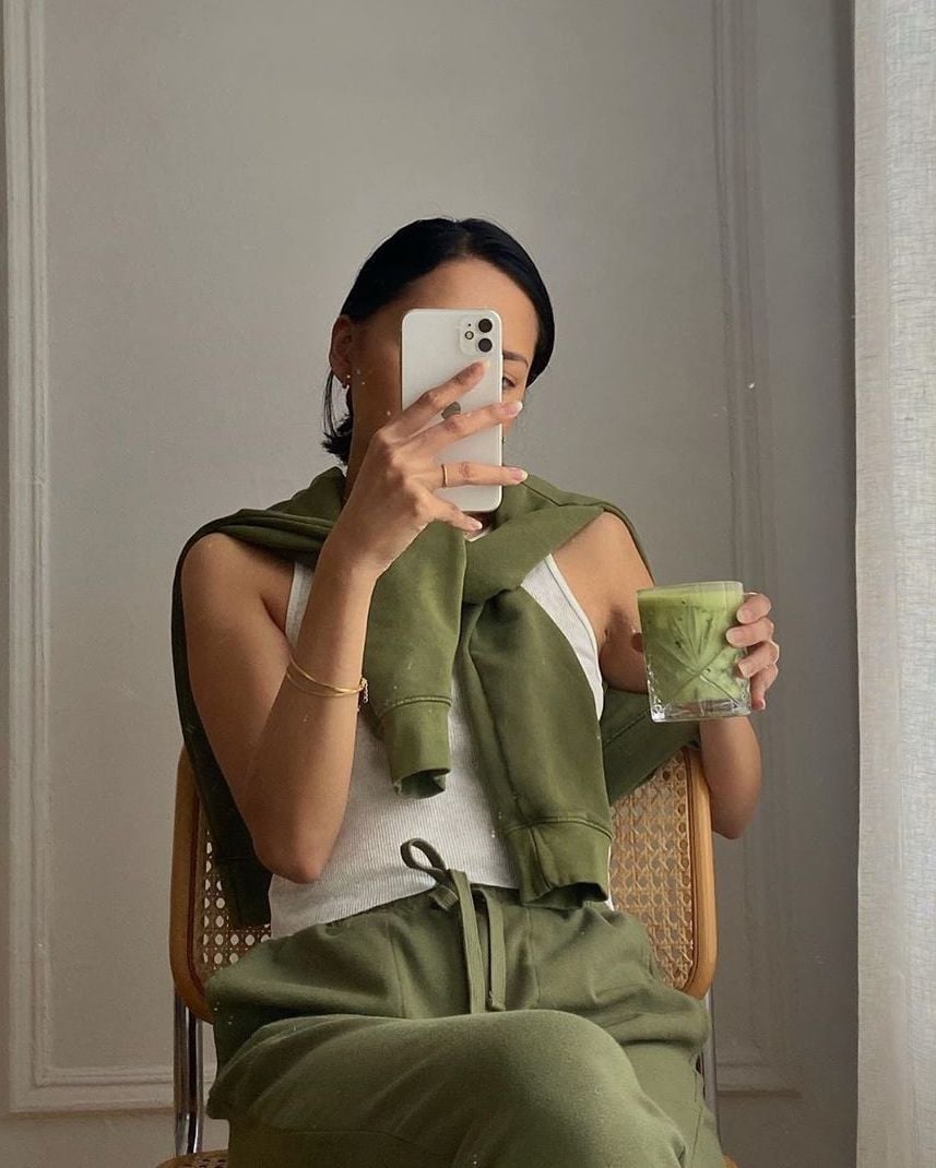 Olive Green Sweatpants With Draped Sweatshirt Olive Green Sweatpants With Draped Sweatshirt — Classy Sweatpants Outfits