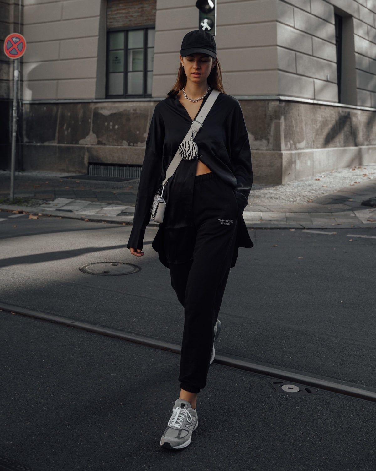 Black Sweatpants With Oversized Shirt Black Sweatpants With Oversized Shirt — Classy Sweatpants Outfits