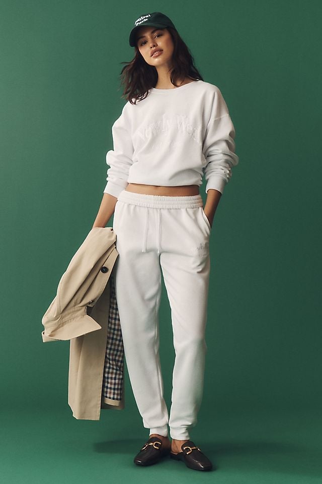 White Relaxed Fit Sweatpants With A Beige Trench Coat, Close-Up Take White Relaxed Fit Sweatpants With A Beige Trench Coat, Close-Up Take — Classy Sweatpants Outfits