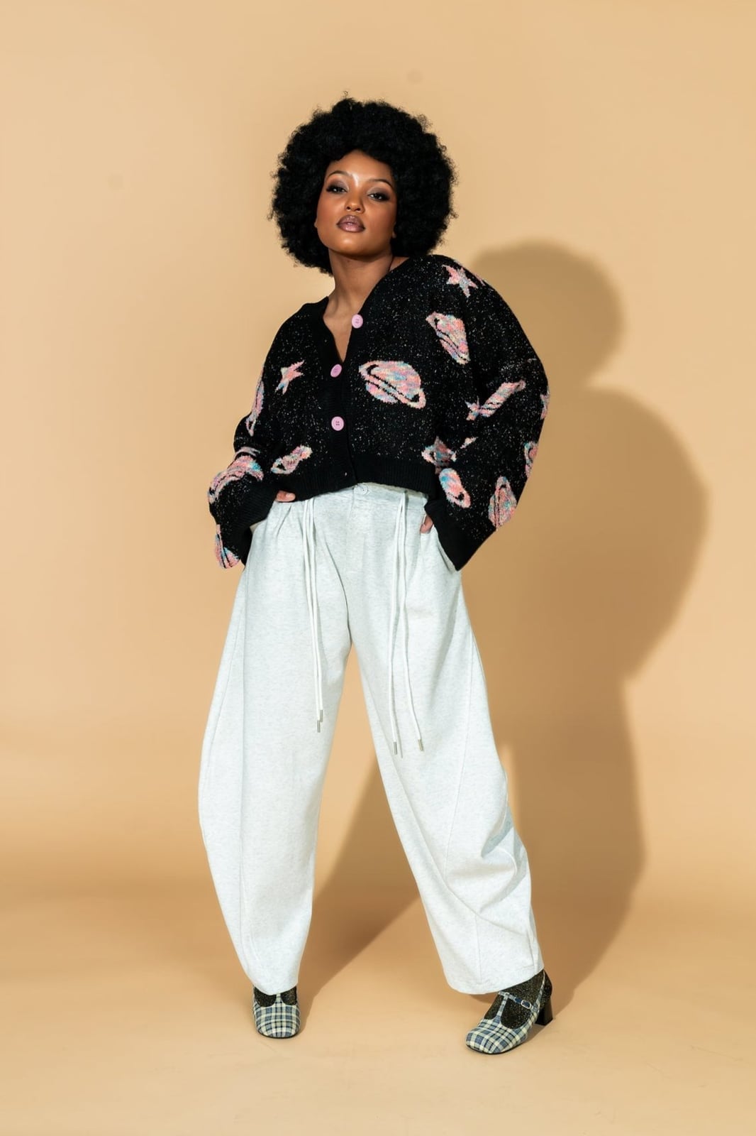 Light Gray Sweatpants With Graphic Print Cardigan Light Gray Sweatpants With Graphic Print Cardigan — Classy Sweatpants Outfits