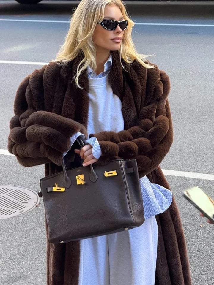 Gray Sweatpants With A Voluminous Faux Fur Coat, Dark Brown Handbag Gray Sweatpants With A Voluminous Faux Fur Coat, Dark Brown Handbag — Classy Sweatpants Outfits