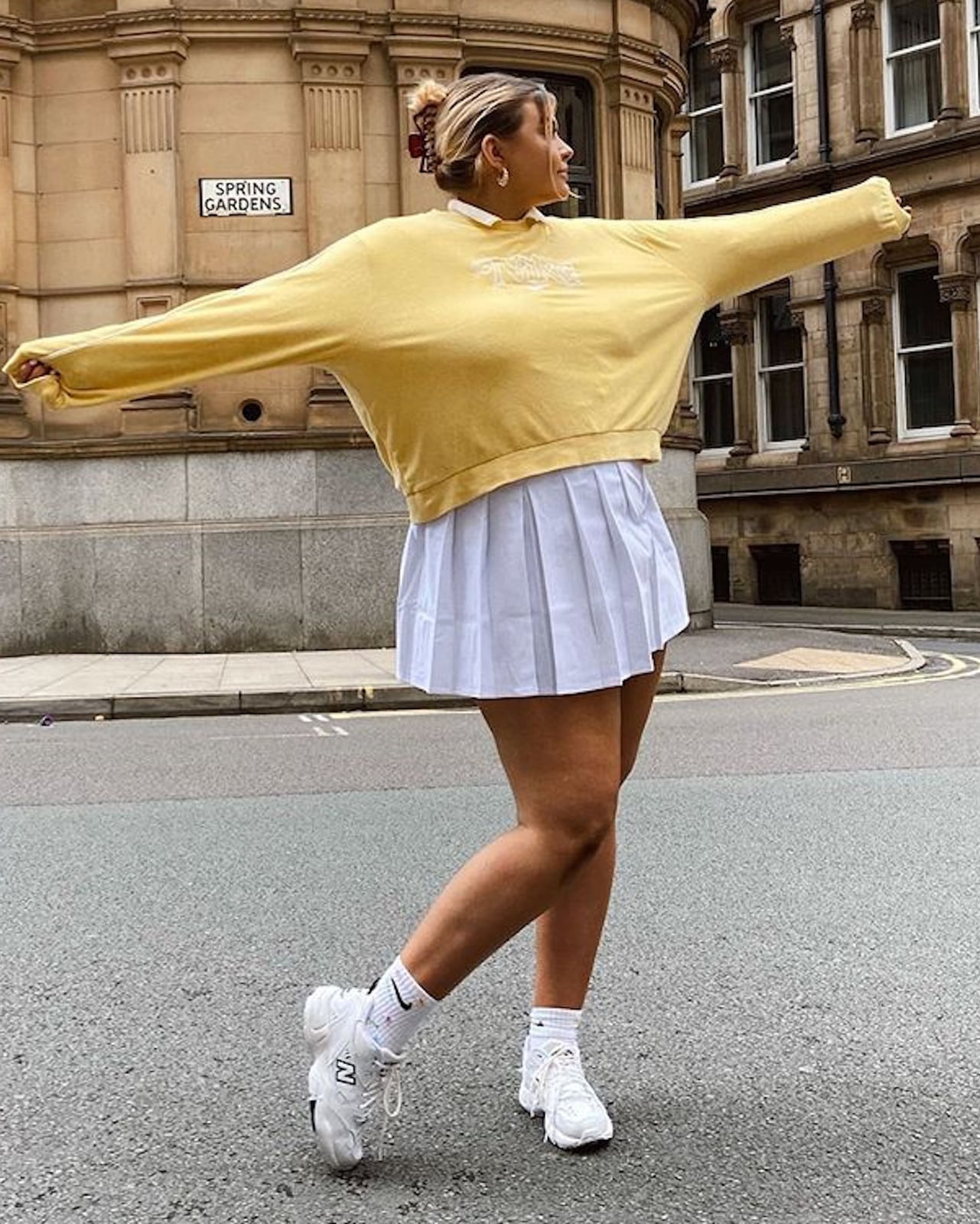 White Pleated Mini Skirt With Yellow Sweatshirt White Pleated Mini Skirt With Yellow Sweatshirt — Classy Tennis Skirt Outfits