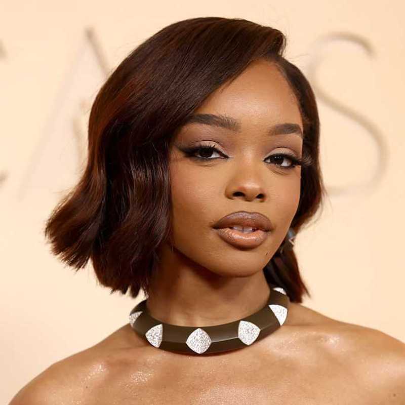 Collarbone Bob With Glossy Waves — Classy Very Short Hair