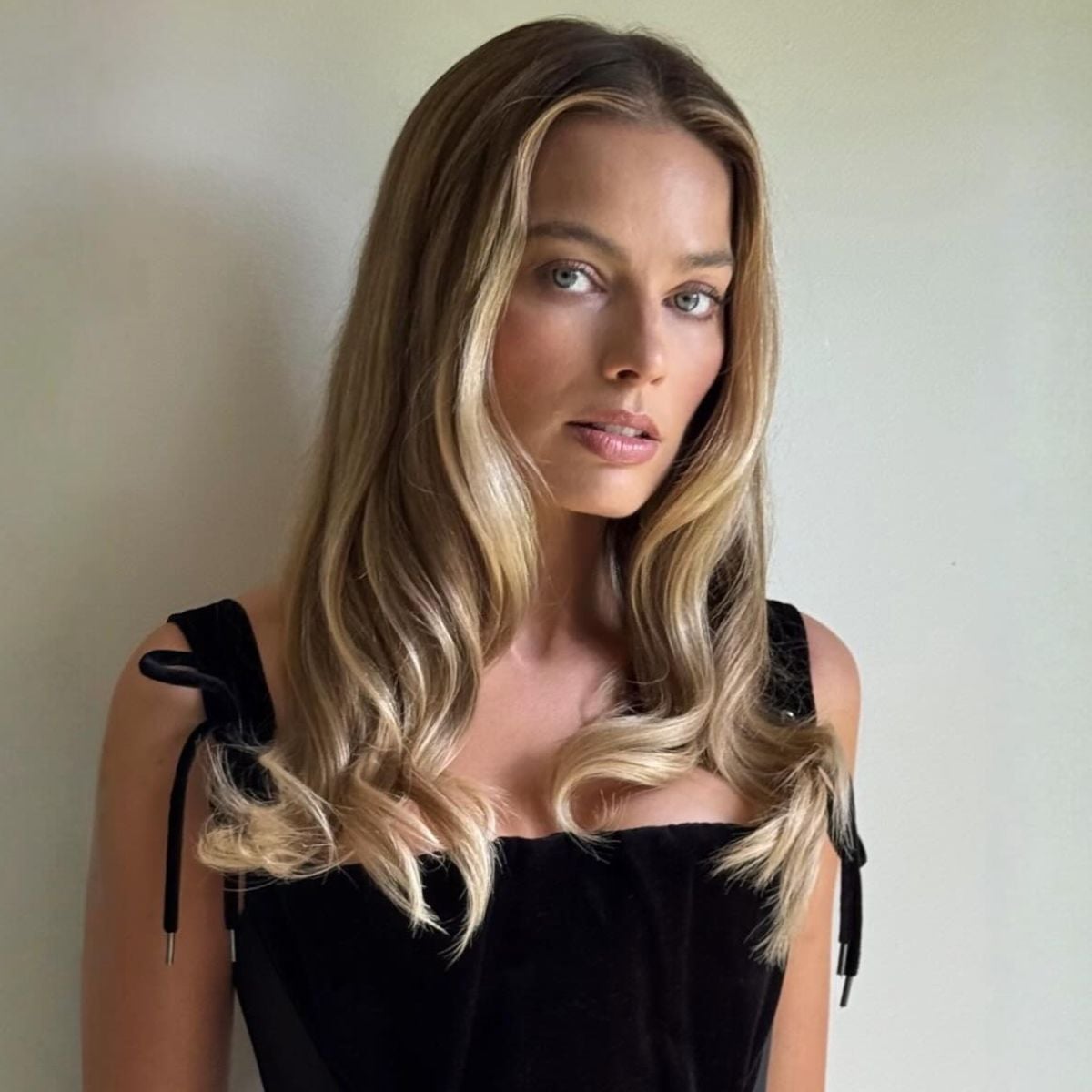 Collarbone Layers Blonde Balayage Glossy Waves — Classy Work Hair