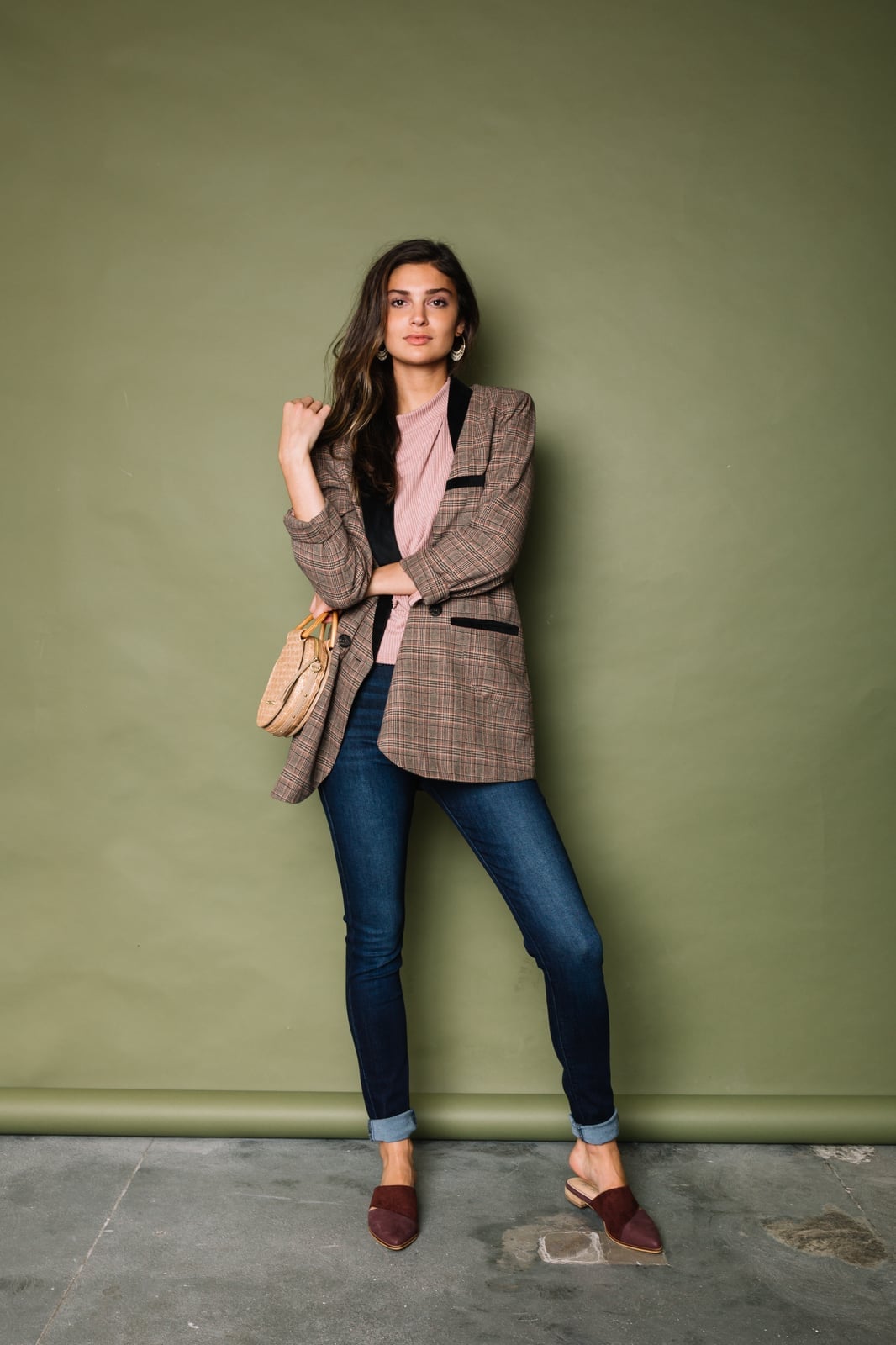 Brown plaid blazer with pink top and skinny jeans — Classy Work Outfits