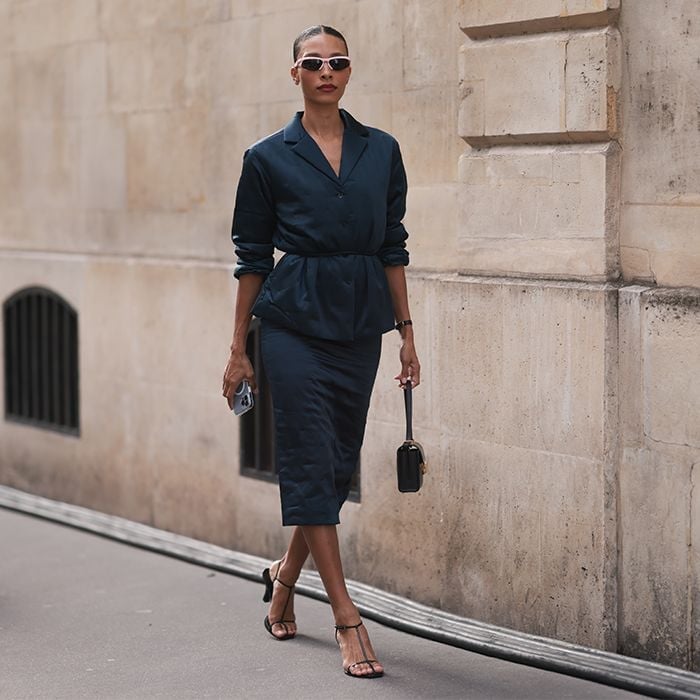 Dark navy tailored suit with midi skirt — Classy Work Outfits Women Office