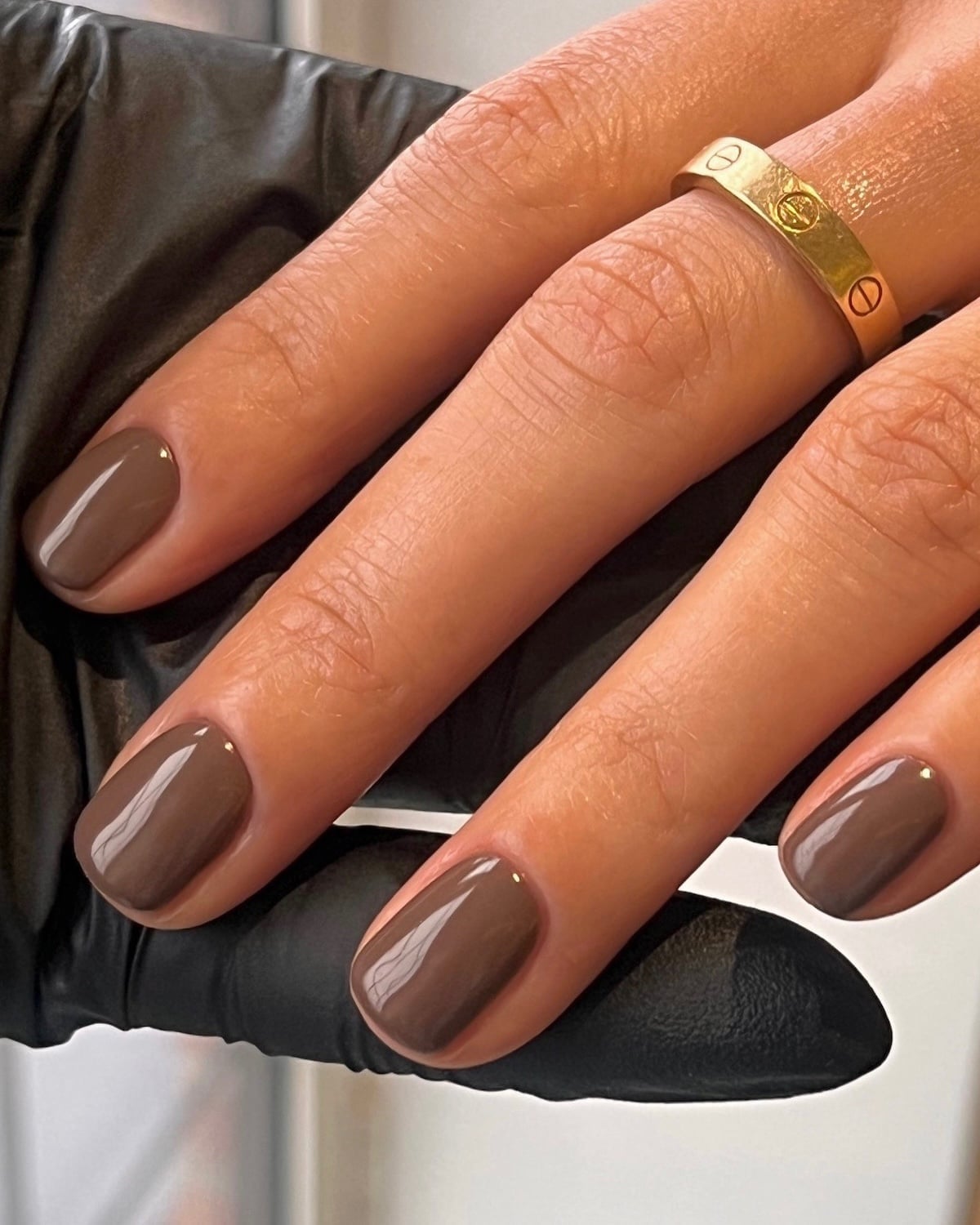 Short Square Dark Brown with Gold Dot, золотая точка на каждом ногте Short Square Dark Brown with Gold Dot, золотая точка на каждом ногте — Cute Brown Nails