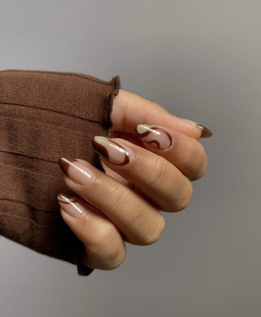 Almond Nails with Glossy Brown Waves Almond Nails with Glossy Brown Waves — Cute Brown Nails