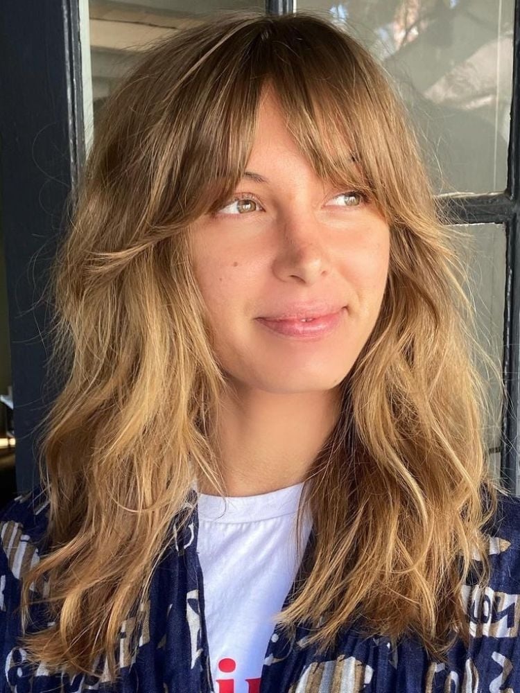 Shoulder Light Brown With Blonde Highlights Shoulder Light Brown With Blonde Highlights — Cute Ways to Style Curtain Bangs