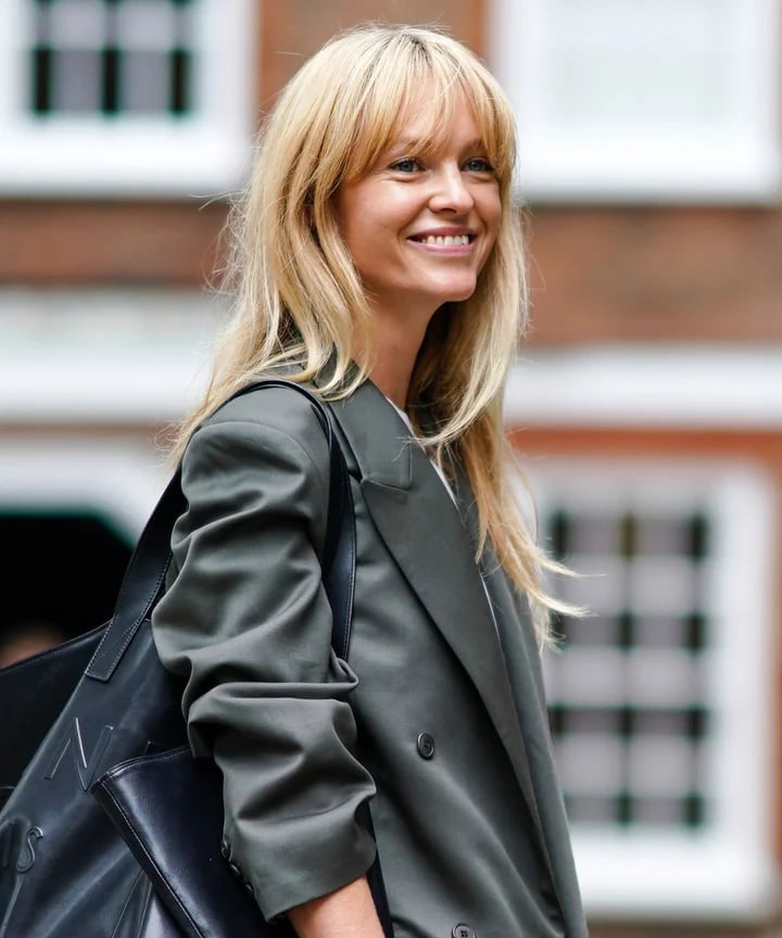 Shoulder Ash Blonde With Casual Waves Shoulder Ash Blonde With Casual Waves — Cute Ways to Style Curtain Bangs