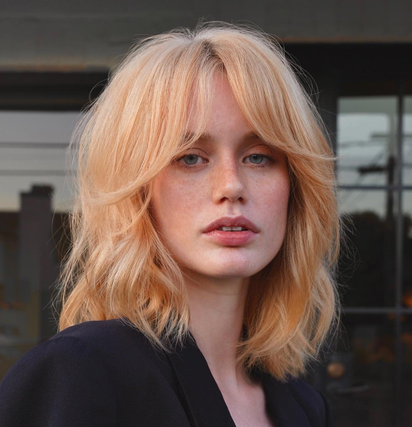 Collarbone Blonde With Peach Tones Collarbone Blonde With Peach Tones — Cute Ways to Style Curtain Bangs