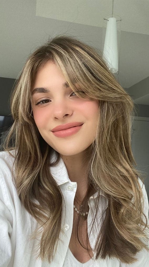 Shoulder Ash Blonde With Casual Waves, Close-Up Take Shoulder Ash Blonde With Casual Waves, Close-Up Take — Cute Ways to Style Curtain Bangs