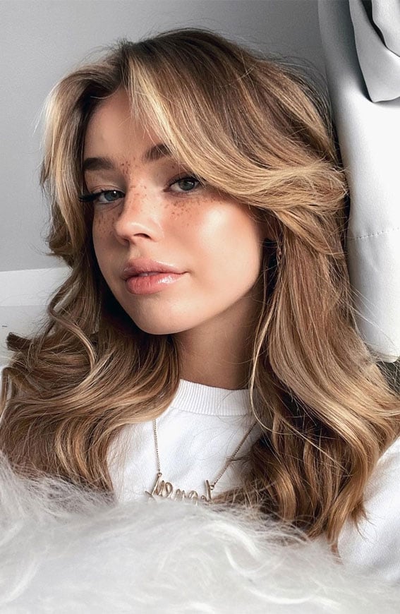 Collarbone Ash Blonde With Loose Waves Collarbone Ash Blonde With Loose Waves — Cute Ways to Style Curtain Bangs