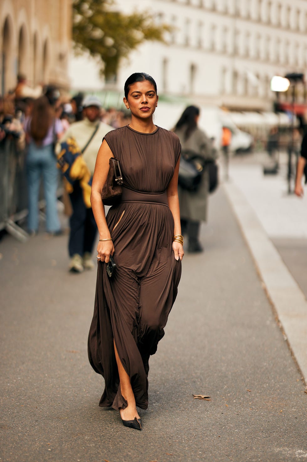 Flowy brown maxi dress with a high slit — Dresses to Wear
