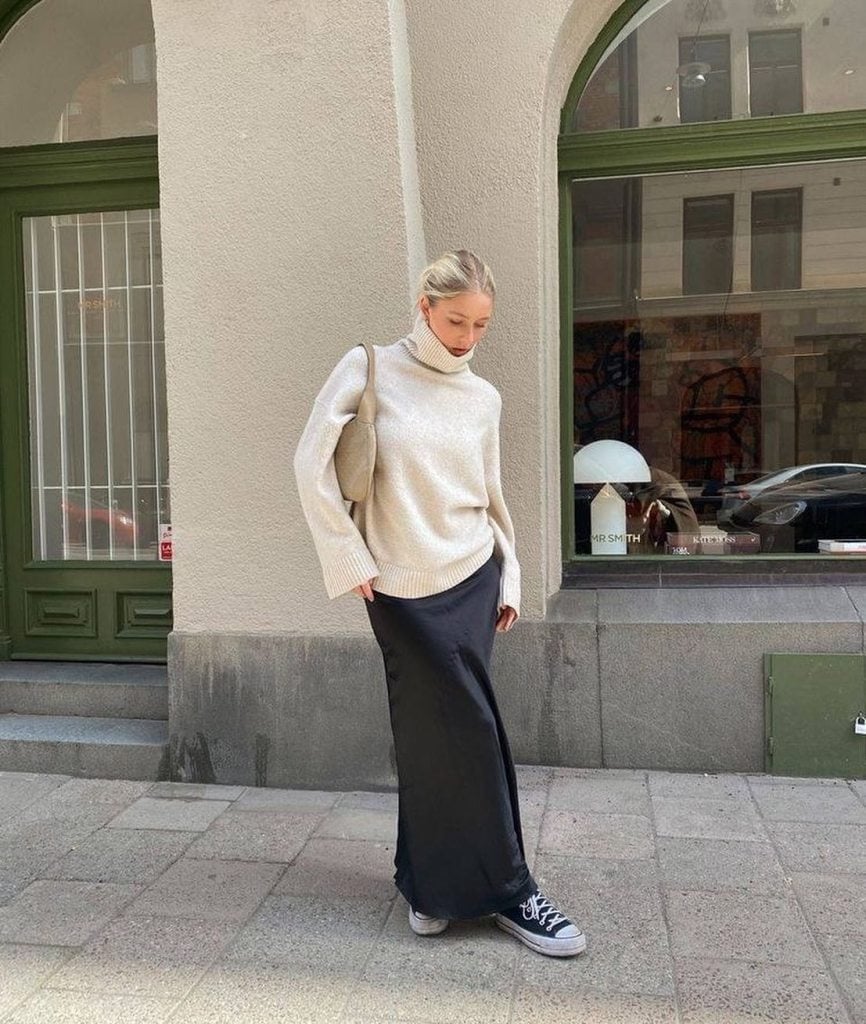 Long black satin skirt with oversized cream turtleneck — Elegant Black Satin Skirt Outfit