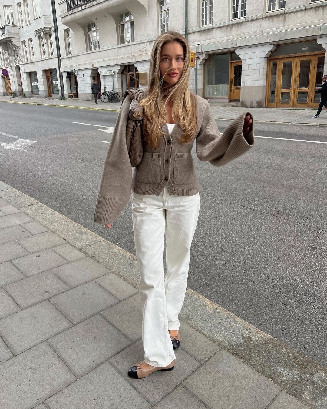 Beige Knit Cardigan with White Wide-Leg Jeans Beige Knit Cardigan with White Wide-Leg Jeans — Elegant Feminine Outfits