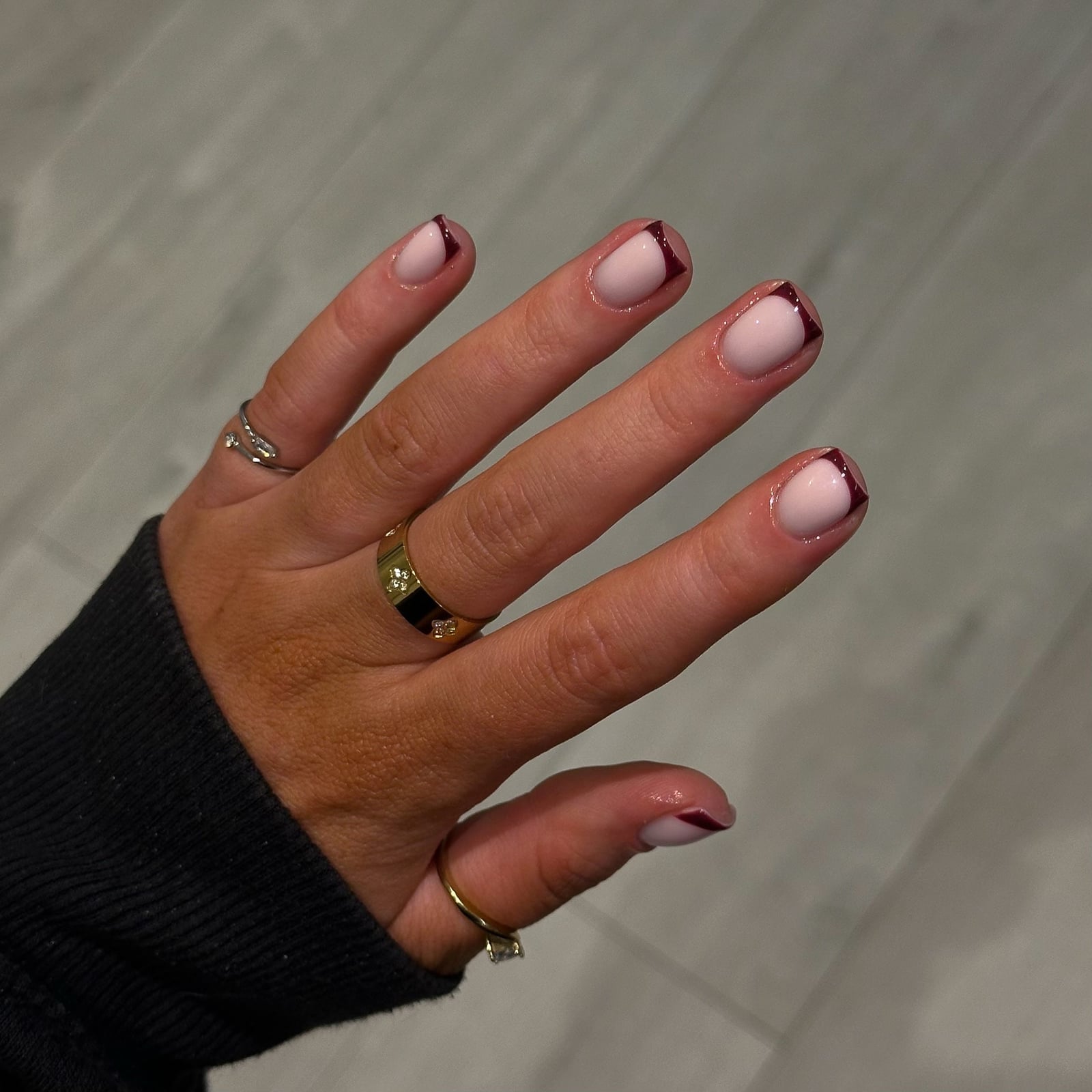 Short Square Nude With Deep Red French Tips Short Square Nude With Deep Red French Tips — Elegant Korean Nail Art