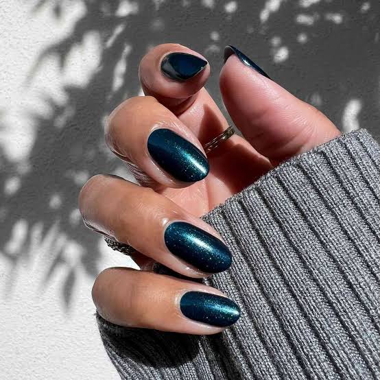 Medium Oval Cat-Eye Blue Shimmer Nails — Gel Nails Colors
