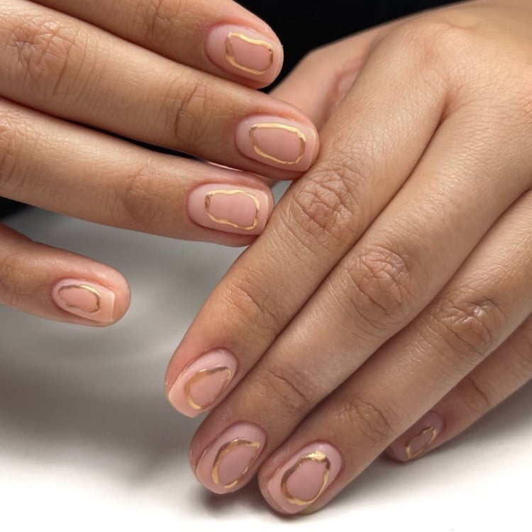 Short Almond Nude Gold Cuticle Outline, короткий миндаль — Gold Chrome Nails