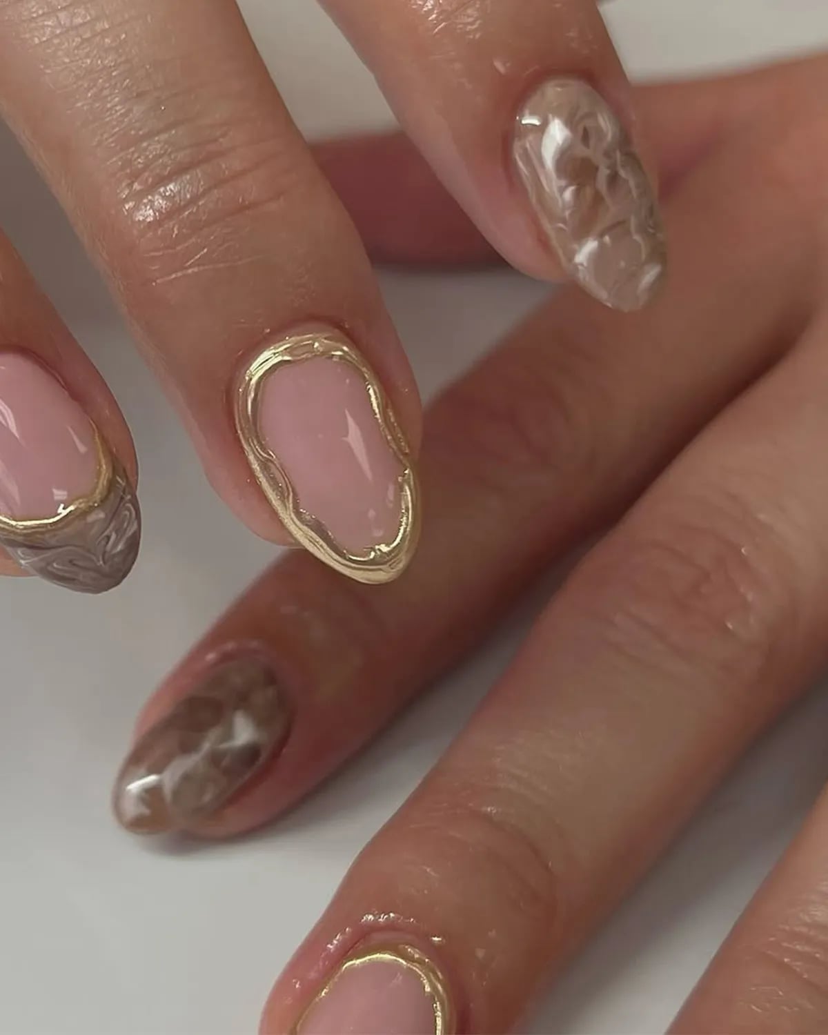 Medium Almond Pink Nude Gold Veins, миндаль — Gold Chrome Nails