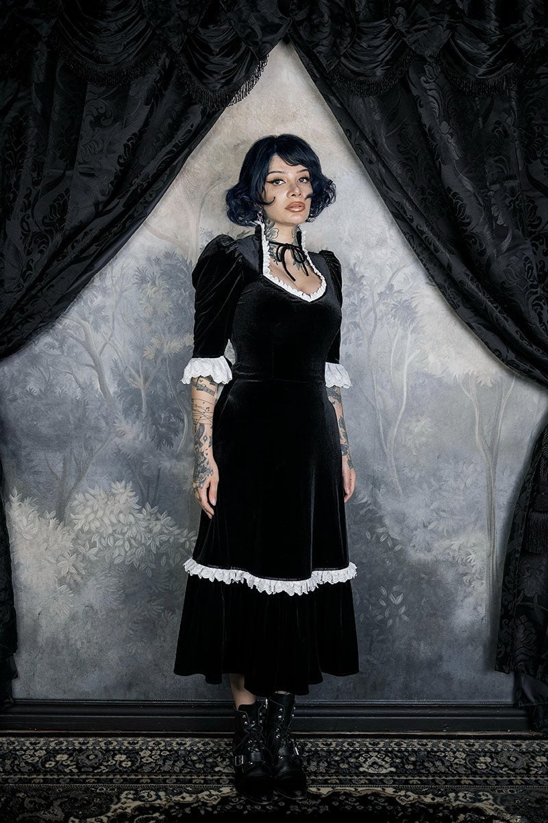 Black velvet midi dress with Victorian lace collar — Gothic Style