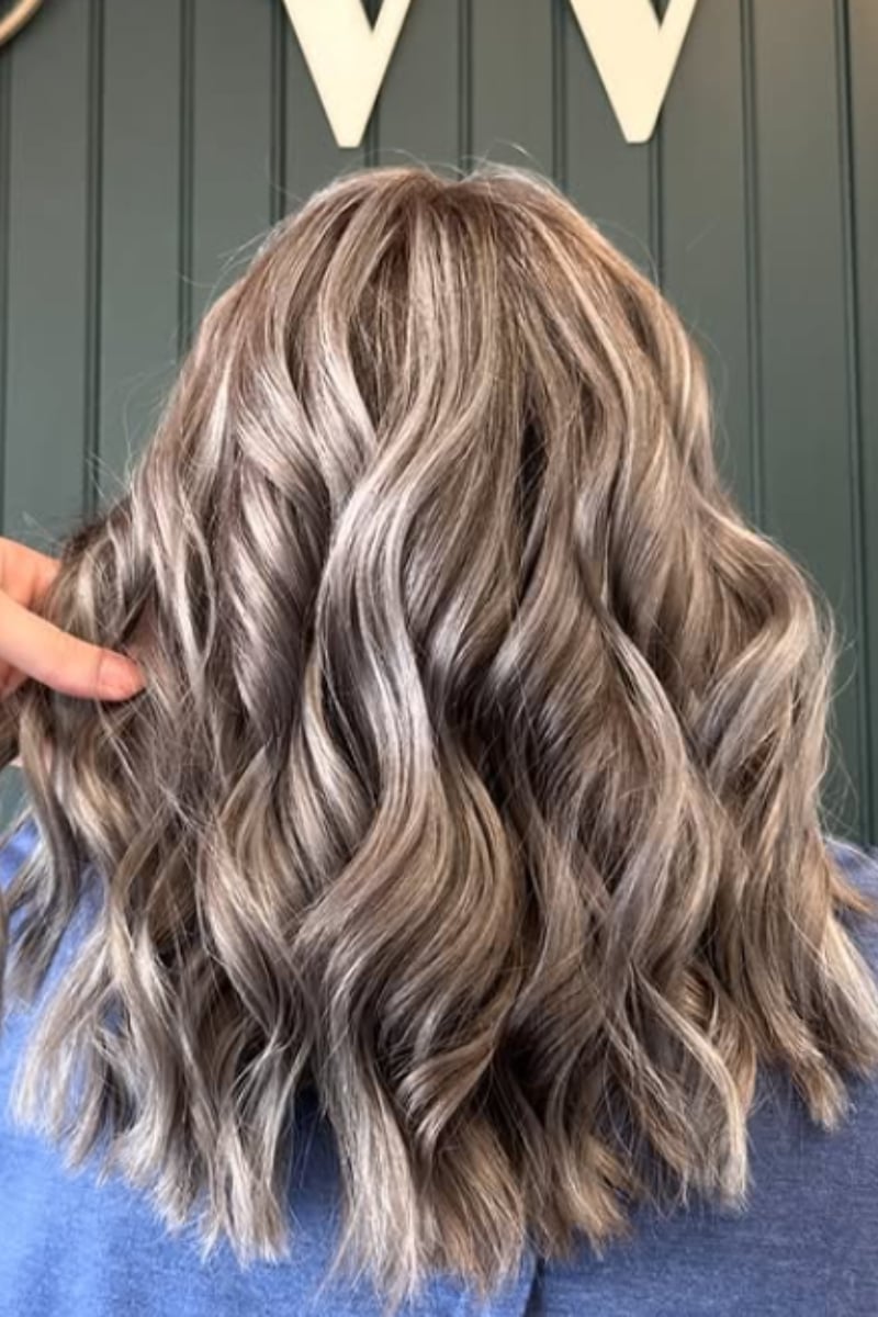 Collarbone Lob With Gray Blonde Blend, Wavy — Gray Blending