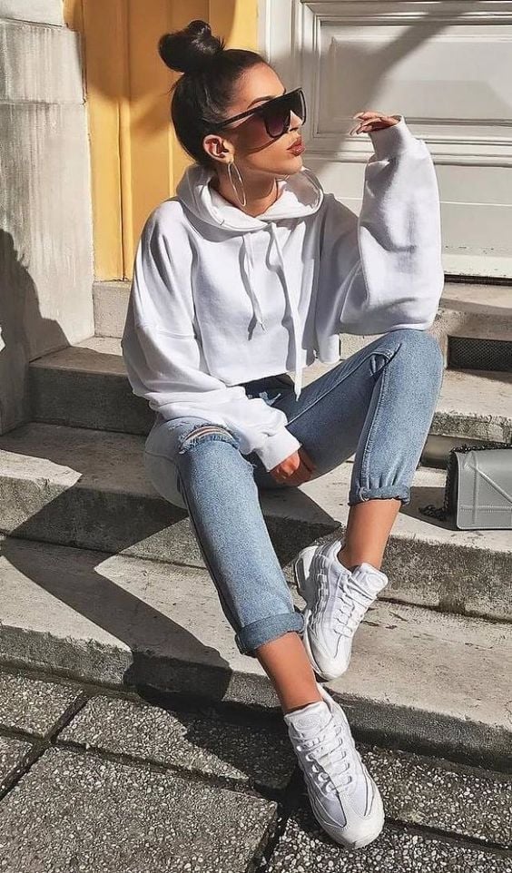 White Cropped Hoodie with Light Blue Jeans and Sneakers — Hoodie Outfits Women