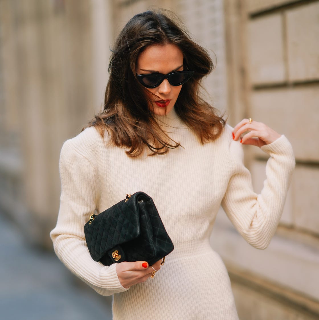 Cream ribbed knit turtleneck midi dress with handbag — Knitted Dresses