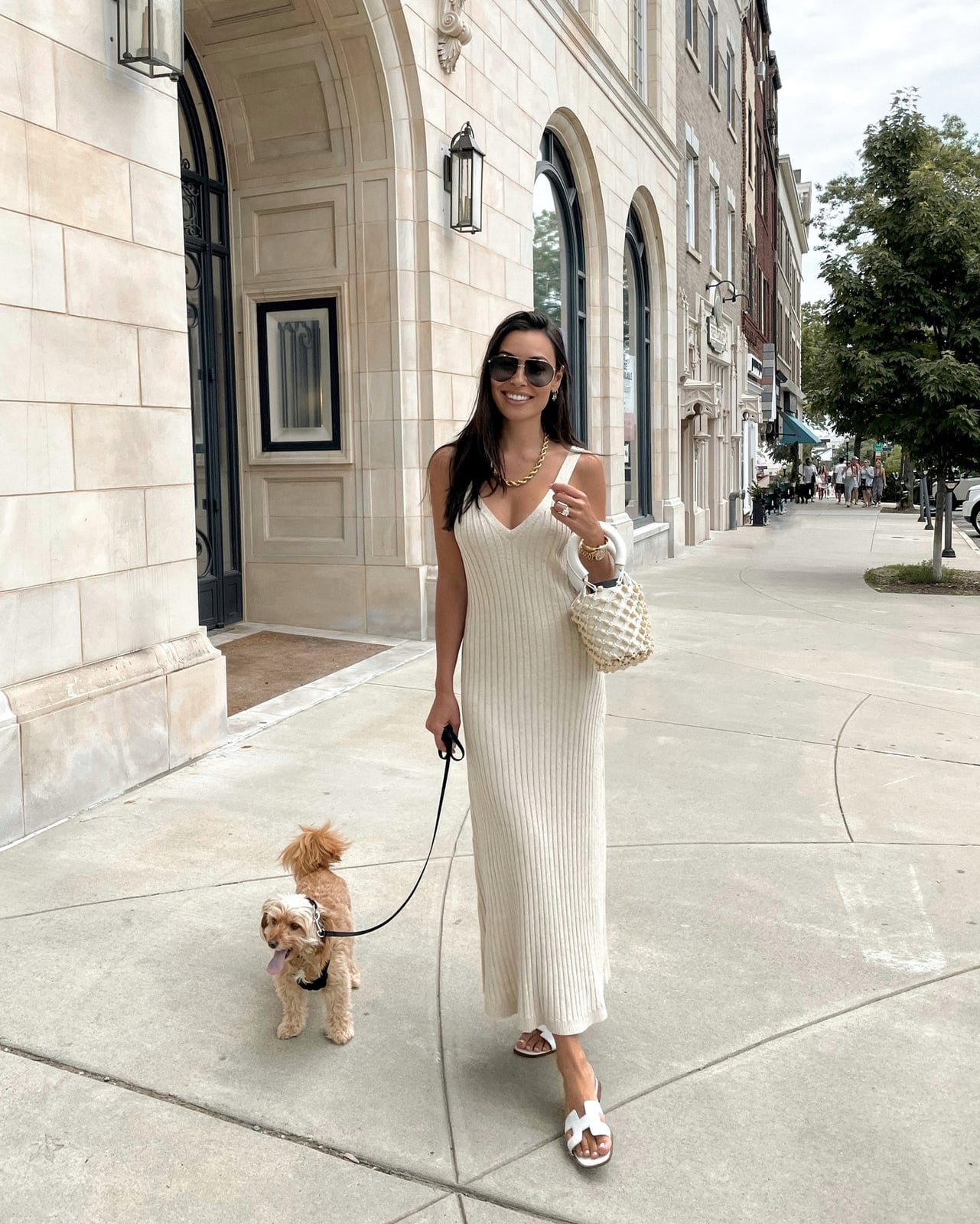 Cream sleeveless knit maxi dress with straw handbag — Knitted Dresses
