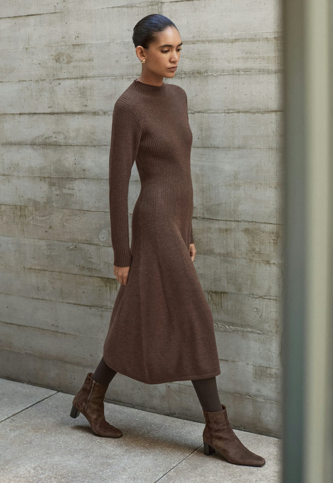 Brown ribbed knit midi dress with mock neck — Knitted Dresses