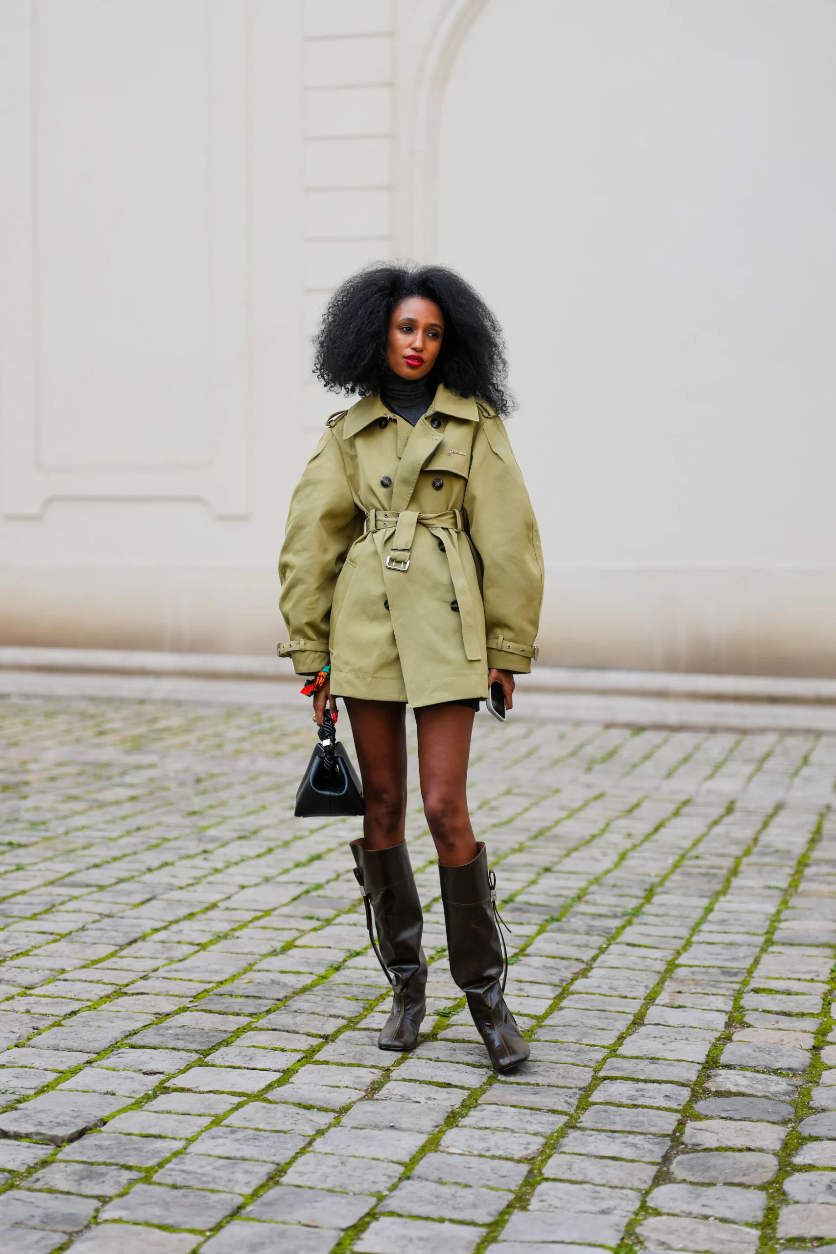 Oversized Trench Coat and Turtleneck with Dark Brown Leather Slouchy Boots Oversized Trench Coat and Turtleneck with Dark Brown Leather Slouchy Boots — Slouchy Boots Outfits