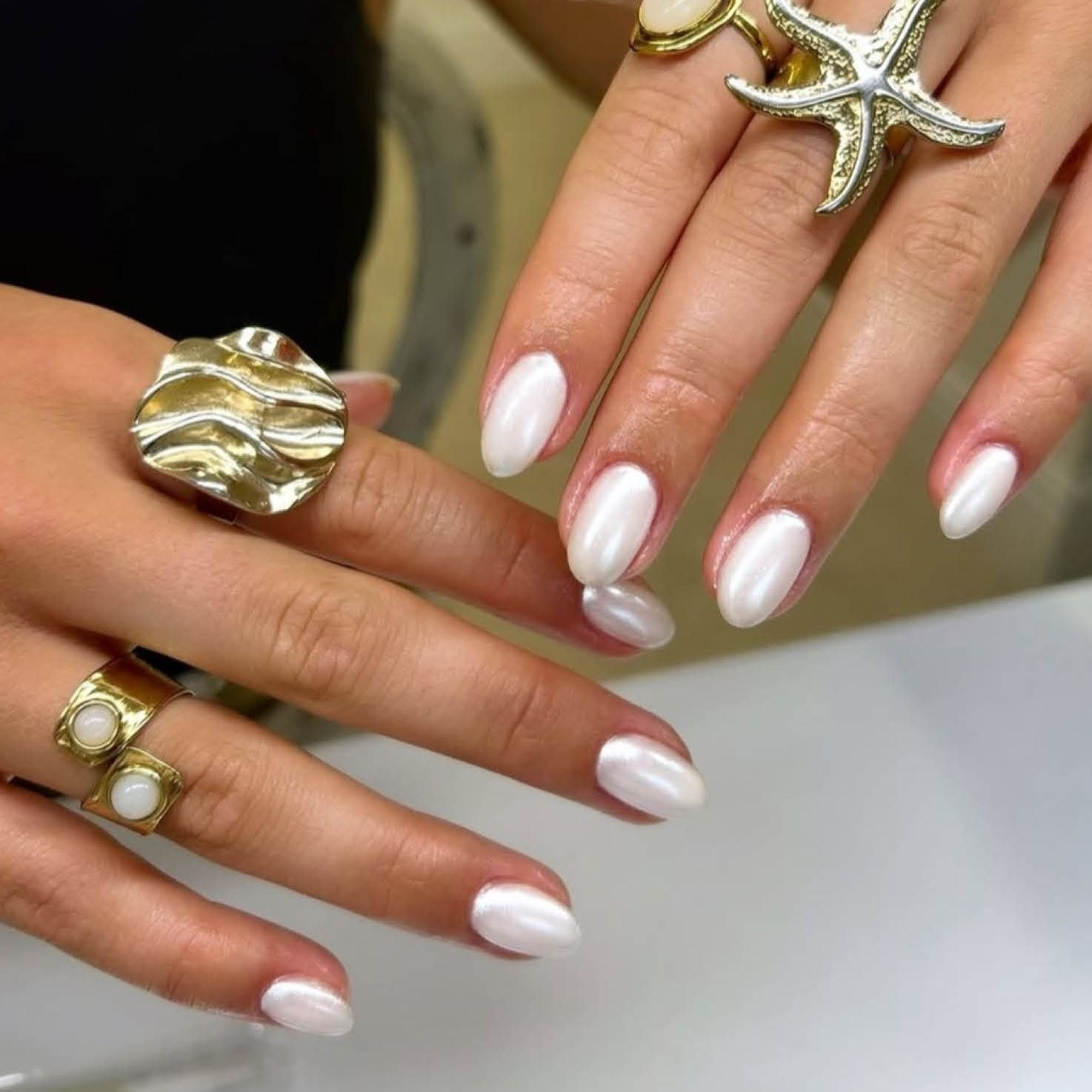 Milky Vanilla Chrome Short Oval Nails — Metallic Nails