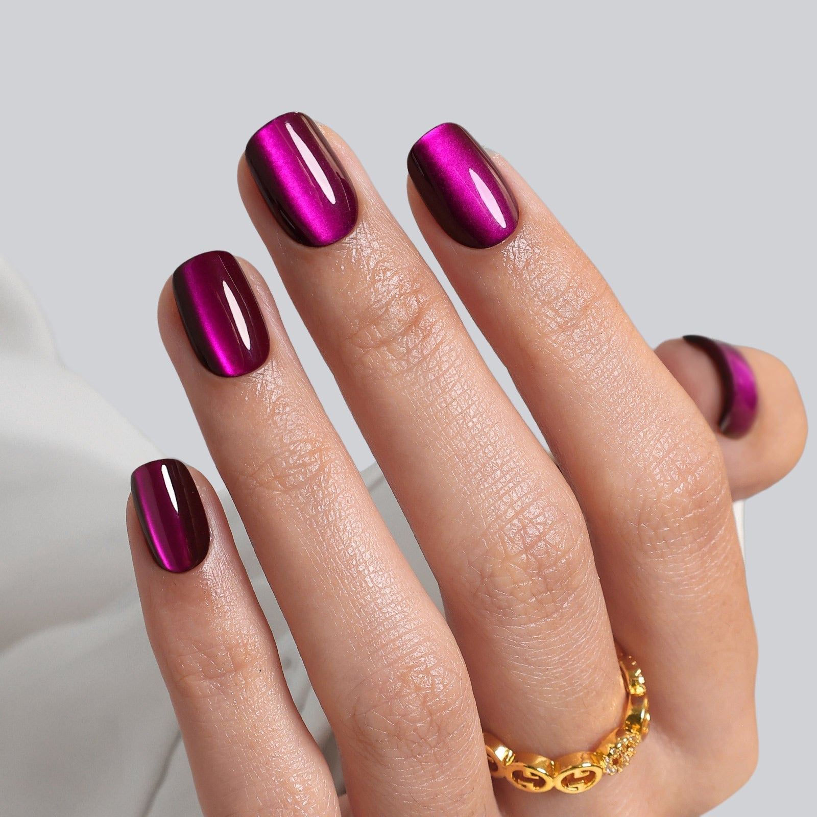 Magenta Cat Eye Short Oval Nails — Metallic Nails