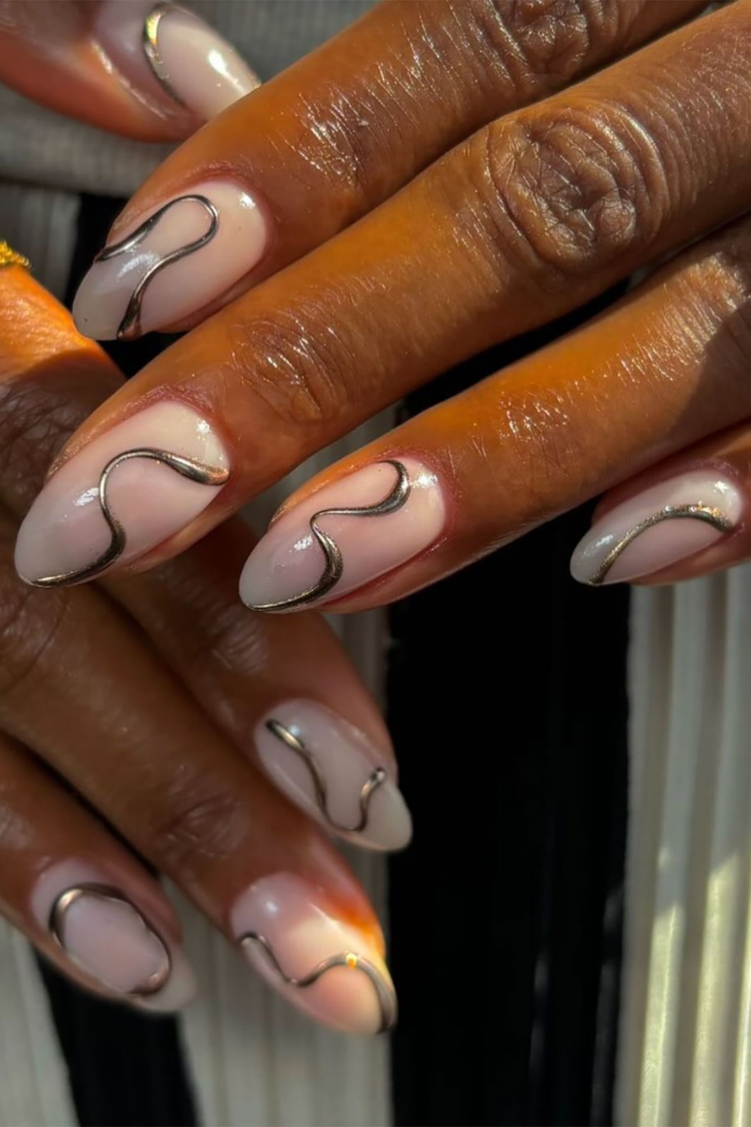 Metallic Wavy Line Medium Almond Nails — Minimalist Nails