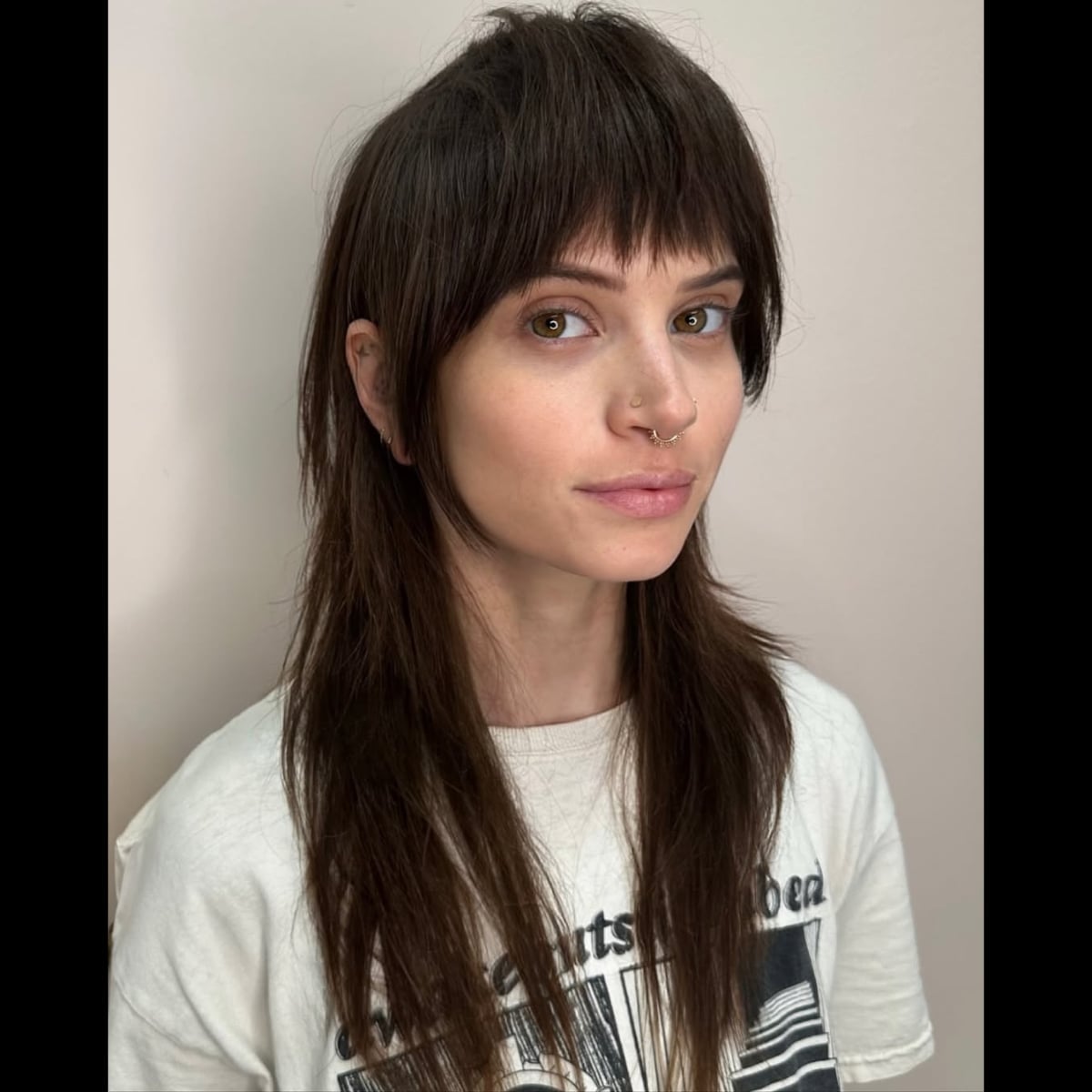 Dark Brown Mullet With Micro Bangs And Wavy Texture Dark Brown Mullet With Micro Bangs And Wavy Texture — Mullet Hairstyles