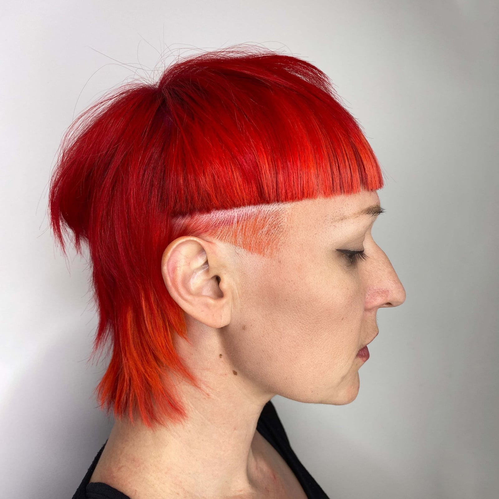 Vivid Red Mullet With Blunt Bangs And Undercut Vivid Red Mullet With Blunt Bangs And Undercut — Mullet Hairstyles