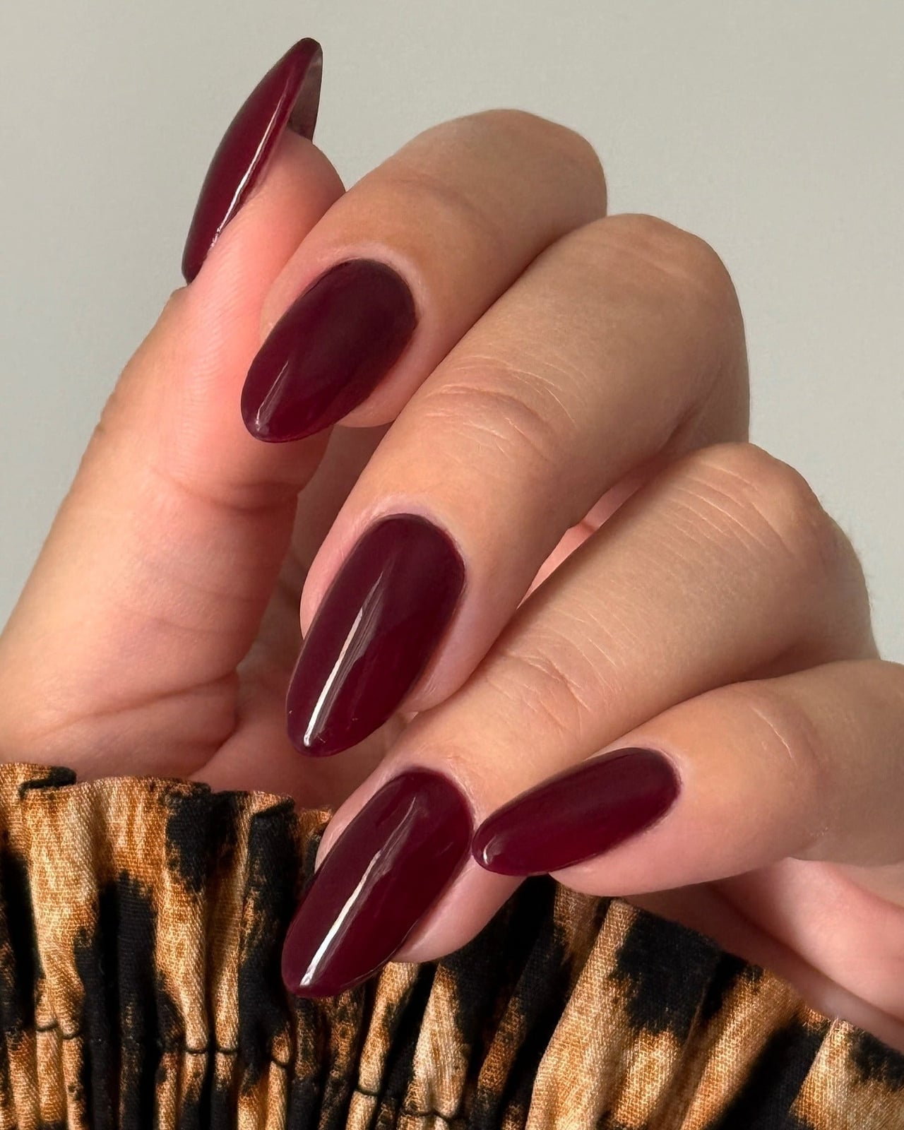 Deep Burgundy Glossy Medium Almond Nails, миндаль — One Color Nails
